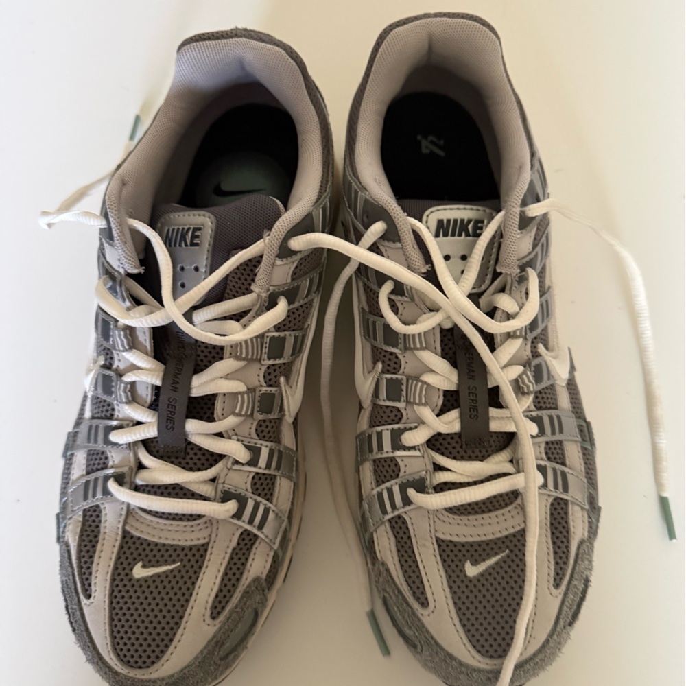 Nike Men’s Grey/White Running Sneakers New sz 8